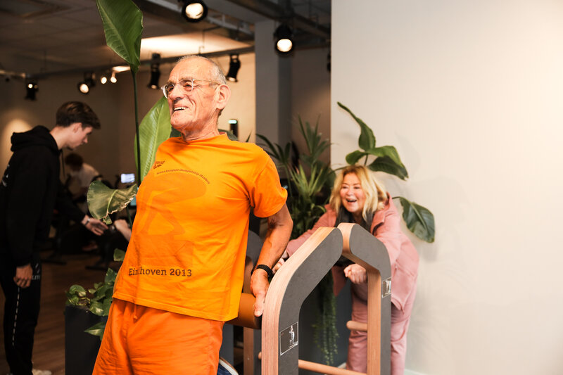 Oudere man traint enthousiast