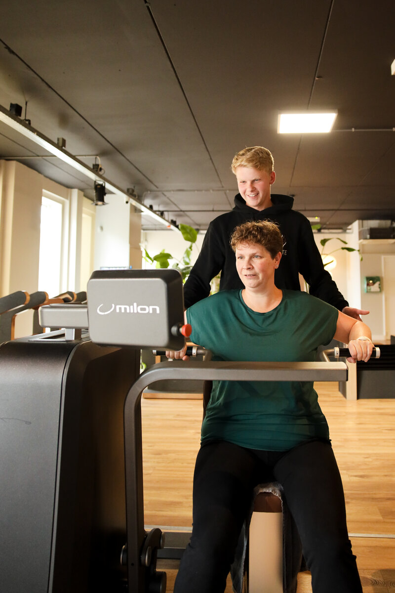 Trainer met lid op milon machine